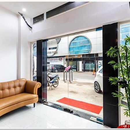 RedDoorz Plus @ Centrium Katamso Medan Bagian luar foto