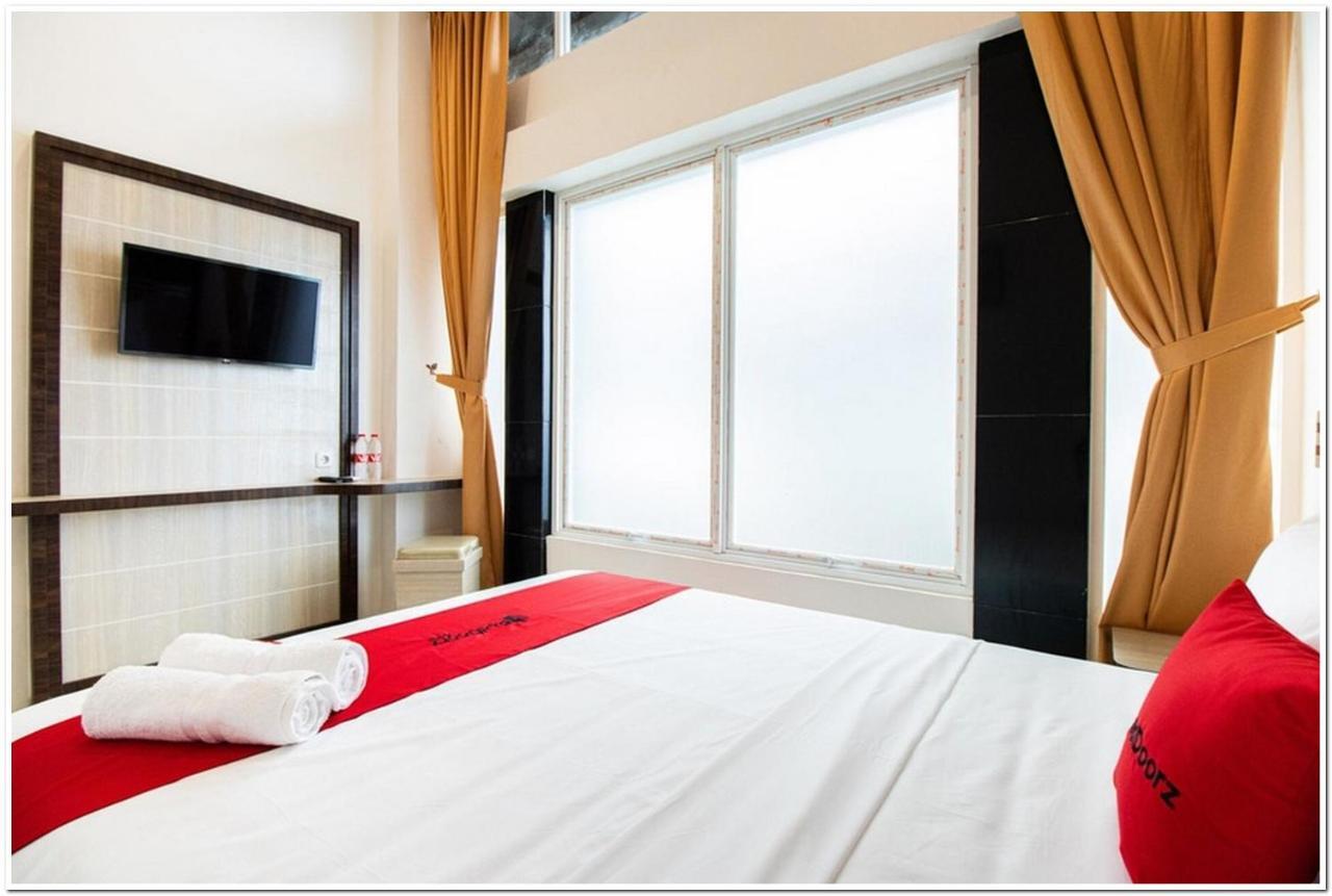 RedDoorz Plus @ Centrium Katamso Medan Bagian luar foto