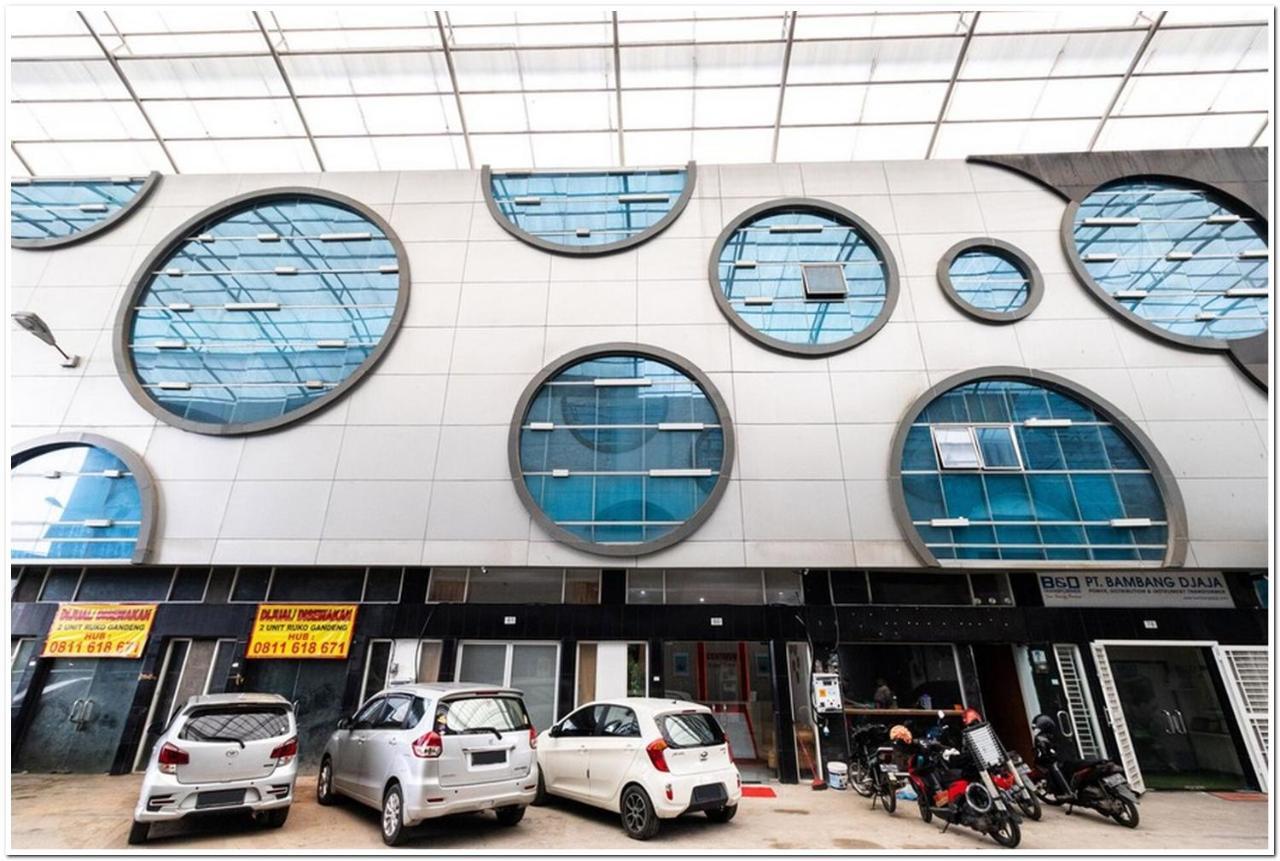 RedDoorz Plus @ Centrium Katamso Medan Bagian luar foto