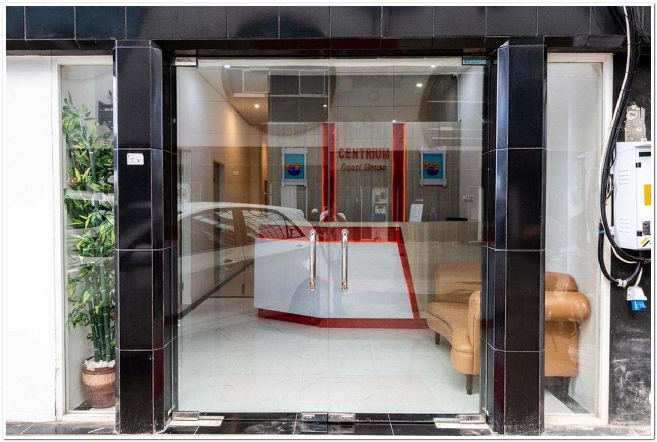 RedDoorz Plus @ Centrium Katamso Medan Bagian luar foto