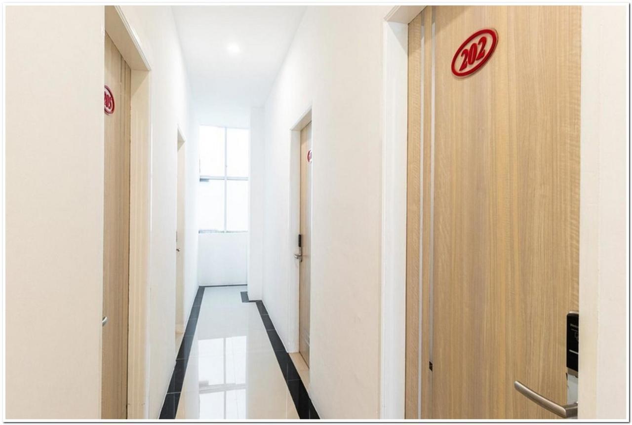 RedDoorz Plus @ Centrium Katamso Medan Bagian luar foto