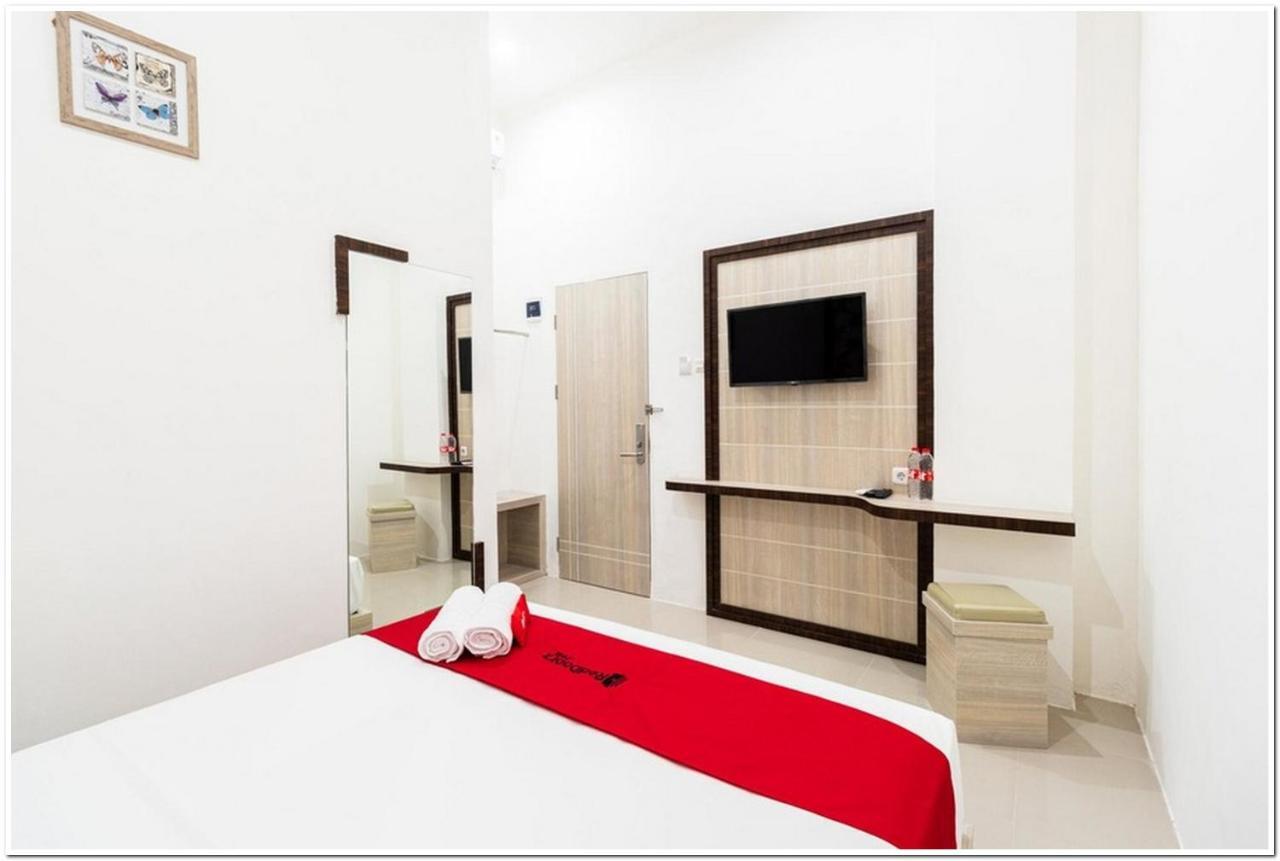 RedDoorz Plus @ Centrium Katamso Medan Bagian luar foto