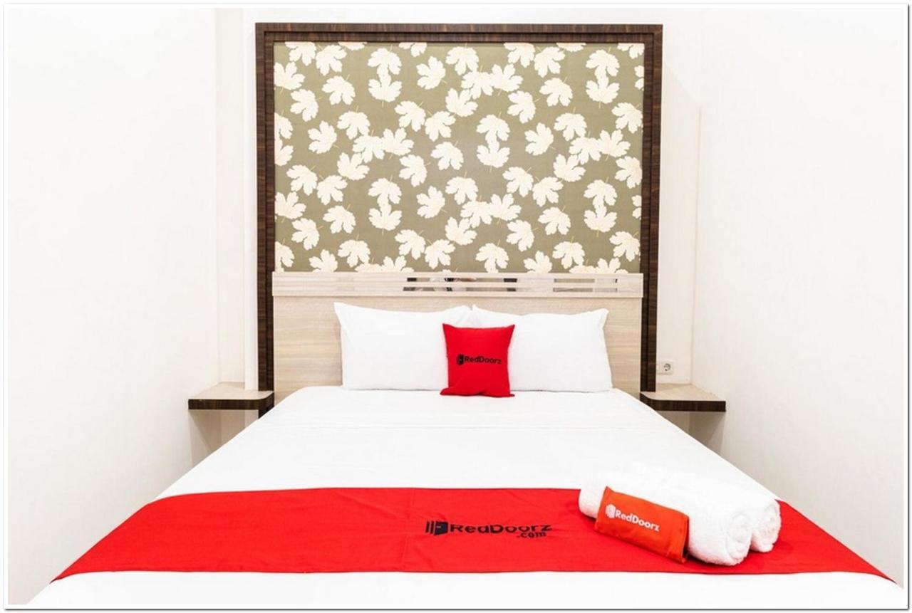 RedDoorz Plus @ Centrium Katamso Medan Bagian luar foto