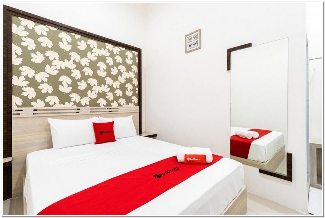 RedDoorz Plus @ Centrium Katamso Medan Bagian luar foto