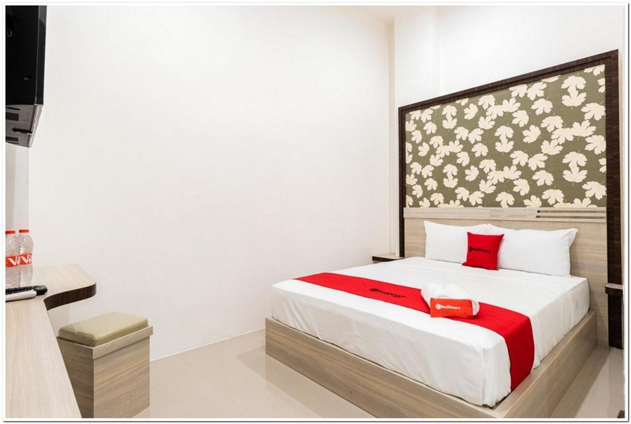 RedDoorz Plus @ Centrium Katamso Medan Bagian luar foto