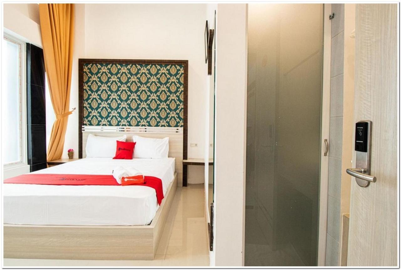 RedDoorz Plus @ Centrium Katamso Medan Bagian luar foto