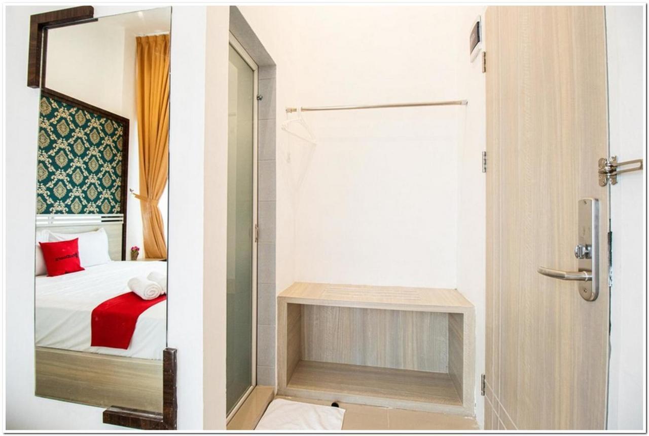 RedDoorz Plus @ Centrium Katamso Medan Bagian luar foto