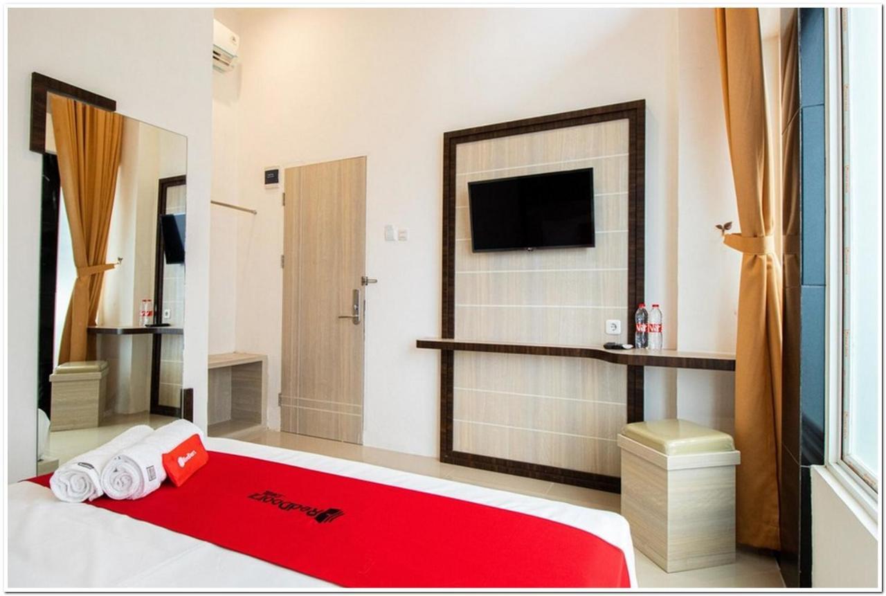 RedDoorz Plus @ Centrium Katamso Medan Bagian luar foto