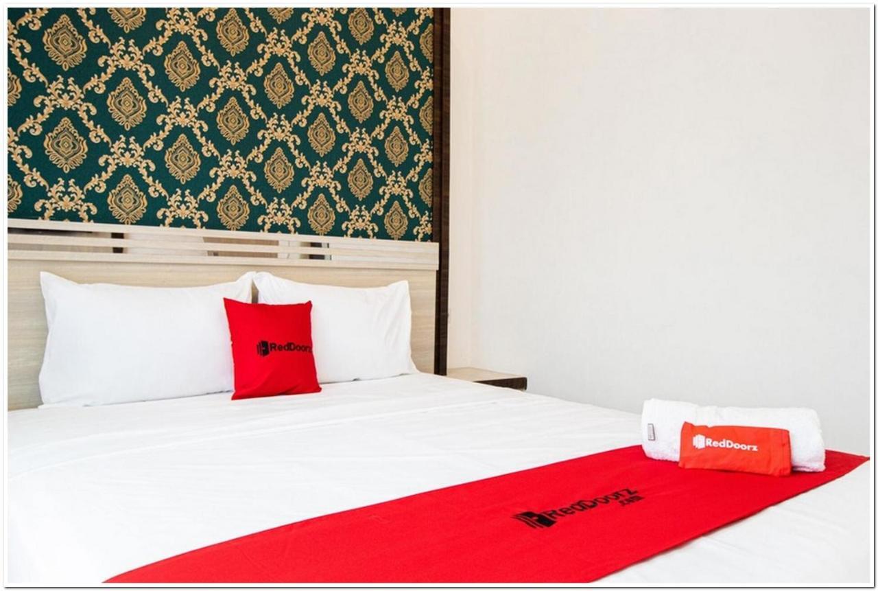 RedDoorz Plus @ Centrium Katamso Medan Bagian luar foto
